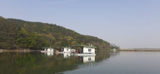 어우실지. 유료낚시터 > 주말을 위하여 토종붕어 신나게 방류 주말은 공기좋고 물맑는 어우실에서 031 882 6500 : 낚시사랑