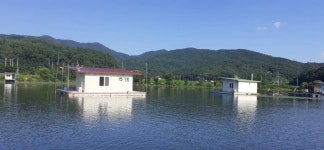 어우실지. 유료낚시터 > 낮에는 찜통 밤에는 시원하다고 합니다 붕어또한 바닥층에 있다가 수온에따라 움직이니 입질이 예민하네요 출조시 오후..