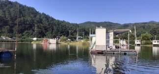 어우실지. 유료낚시터 > 낮에는 찜통 밤에는 시원하다고 합니다 붕어또한 바닥층에 있다가 수온에따라 움직이니 입질이 예민하네요 출조시 오후..