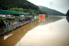 유정낚시터 유료낚시터 > 유정낚시터 이번 비로 완전 만수위가 ?습니다.. : 낚시사랑