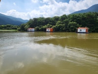 산들낚시터 유료낚시터 > 아산 산들낚시터의 8월18일에 올리는 좌대 이동 모습입니다. : 낚시사랑