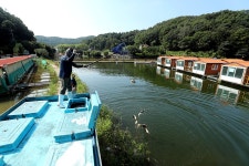 한터낚시터. 유료낚시터 > 한터 낚시터 이게 말이 되나요? 2023 / 08 / 19 토요일 붕어 잉어 향어 대량 방류 했습니다. : 낚..