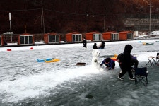 한터낚시터. 유료낚시터 > 한터 낚시터 2023년 12월25일(월요일) 빙어 대박입니다~ : 낚시사랑