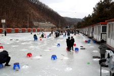 한터낚시터. 유료낚시터 > 한터 낚시터 2024 / 02 / 0 3 토요일 송어 대량 방류했습니다 : 낚시사랑