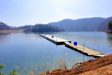 우목낚시터 유료낚시터 > 산란을오가는 봄철 상류 중류 포인트가 좋습니다. : 낚시사랑