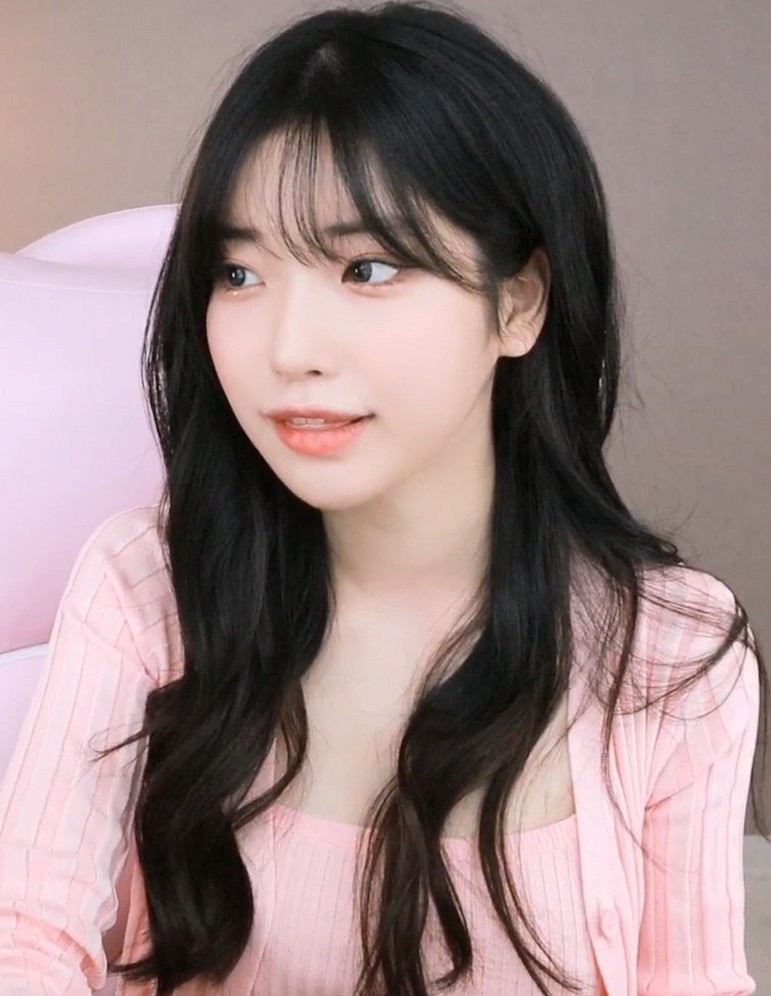 아프리카TV 과즙세연과 하이브 방시혁, 뜨거운 관계 논란