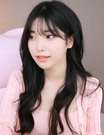 아프리카TV 과즙세연과 하이브 방시혁, 뜨거운 관계 논란