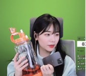 포모스 자기 얼굴만한걸 마시는 다누리 자기 얼굴만한걸 마시는 다누리