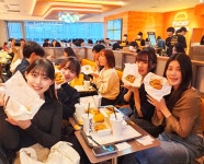 ‘시부야 맘스터치’ 도쿄 상륙 1주년… 연간 누적 방문객 70만명, 매출 50억 돌파 - 식품외식경제 ‘시부야 맘스터치’ 도쿄 상륙 1주년... 