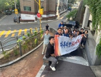 2025년 7월 주민과 함께하는 명일1동주민자치회 문화환경분과「자투리땅 화단 조성」운영 | 앨범 | 우리동소식 | 명일1동 | 동홈페이지