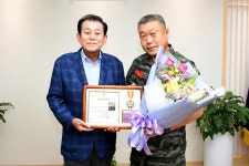 보도자료-강화군, 정수용 해병대 제2사단장에 명예군민증 전달 내용 | 강화군청>강화소개>강화소식