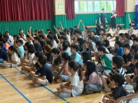소통참여 > 거제미디어 > 보도자료 > 거제시, 거제초등학교에서 전교생 대상 찾아가는 환경교육 운영...‘잘피로 배우는 탄소중립’호응 | 거제시청