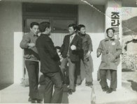 거제소개 > 영상기록관 > 시대별 > 생활풍경(조라청년들 1) | 거제시청