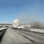 눈 안 치우고 주행하는 트럭.gif - 고급유머 눈 안 치우고 주행하는 트럭.gif