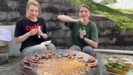 솥뚜껑 삼겹살 처음인 우크라이나 쌍둥이 자매.jpg - 고급유머 솥뚜껑 삼겹살 처음인 우크라이나 쌍둥이 자매.jpg