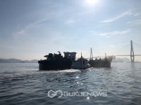 국제여객터미널 앞 해상서 유조선 화재…인명·해양오염피해 없어