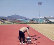 김천시, 드론을 활용한 축구장 잔디 항공방제