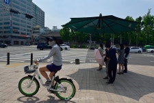 [폭염] 마스크도 더운데 분수대 가동이라도... [폭염] 