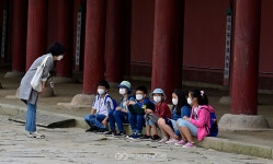 [추석연휴] 경복궁 근정전 설명 듣는 학생들