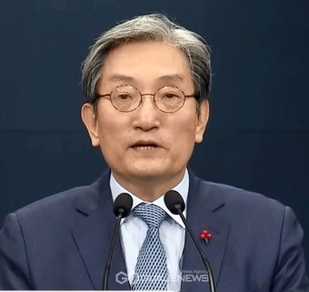문재인 대통령, 비서실장 유영민·정무수석 신현수 임명