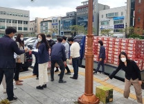 경주시 직원, 지역 농가 돕자…이사금 토마토 특판 행사