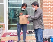 경산시노인종합복지관, 남산면 우검리 경로당에 식료품 꾸러미 전달