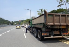 [속보] 전남 동광양IC서 덤프트럭 전도 전면 도로통제