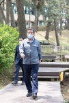 상화원 산책로 걷고 있는 김동일 보령시장