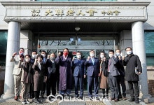 노인회 내방 해 기념촬영 하는 김동연 후보