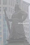 [국제포토] 세종대로 장맛비 속 이순신 장군 동상
