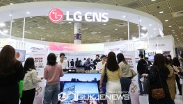 2023 월드 IT쇼(WIS 2023)에 체험하는 관람객