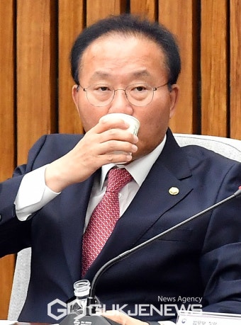 물 마시는 윤재옥 원내대표