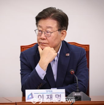 생각에 잠긴 이재명 대표