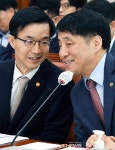방문규 산업통상자원부 장관과 장영진 산업통상자원부 1차관 대화
