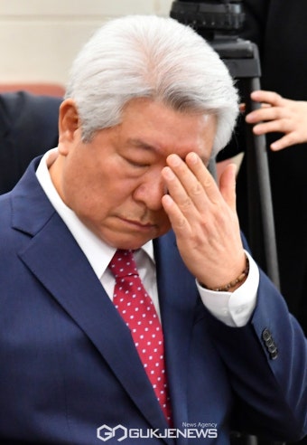 눈 비비는 김홍일 방통위원장 후보자