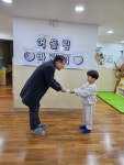 어울림 어린이집, 나운2동 행정복지센터에 바자회 수익금 기탁 게시글 보기 < 읍면동소식 < 시정알림 < 소통참여 < 군산시 대표 군산시