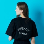 스테디콤마(STEADY COMMA) S-레터 로고 티셔츠 블랙 | GVG 스토어. 전 세계직배송.