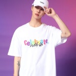 세레브레이트 위드 어스 CELEBRATE WITH US 비비드 로고 티 (화이트)