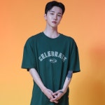 세레브레이트 위드 어스 CELEBRATE WITH US 컬리지 로고 티 (그린)