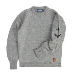 건지울른스(GUERNSEY WOOLLENS) 건지울른스 크루넥 홀가먼트 스웨터 - 다크 그레이 | GVG 스토어. 전 세계직배송.