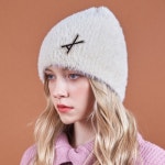 바잘(VARZAR) VA BROOCH SOFT ANGORA BEANIE CREAM | GVG 스토어. 전 세계직배송.