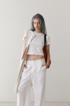 르브아시스(REVOIRSIS) NEEDLEWORK CROP T-SHIRT WHITE | GVG 스토어. 전 세계직배송.