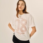 본챔스(BORN CHAMPS) 08 RUNNING TRACK LOGO TEE B24ST04WH | GVG 스토어. 전 세계직배송.