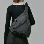 PLAYIAN 크로스 라인 슬링백 -CHARCOAL | GVG STORE K-POP, K-时装店 全球直接配送