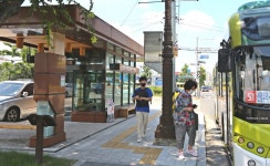 (글보기)버스정류장에 스크린도어·공기청정기·냉난방기가?... 경주에도 최첨단 미래형 버스정류장이 떴다 | 경주시정뉴스 - 시정소식 >최신기사