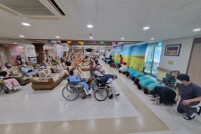 (글보기)경주시립노인전문요양병원, 설날 이벤트 ‘어르신 세배 드리기·노래자랑 진행 | 경주시정뉴스 - 시정소식 >최신기사