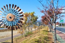 (글보기)경주시 황성동, 축구공원4구장 맞은편 바람개비 설치… 북천 산책 색다른 묘미 제공 | 경주시정뉴스 - 시정소식 >최신기사