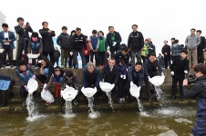 (글보기)경주･포항 상생발전 한마음, 어린연어 합동 방류 | 경주시정뉴스 - 포토뉴스 >포토뉴스