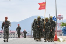 해병닷컴 - 해병대 신병 1317기 2교육대 5주차 - 천자봉 고지정복 및 빨간명찰 수여식 