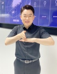 반갑습니다 - “수어는 농인을 동반자로 맞이하는 첫걸음”수어 통역사 김동호 국립한글박물관 한박웃음 - 반갑습니다